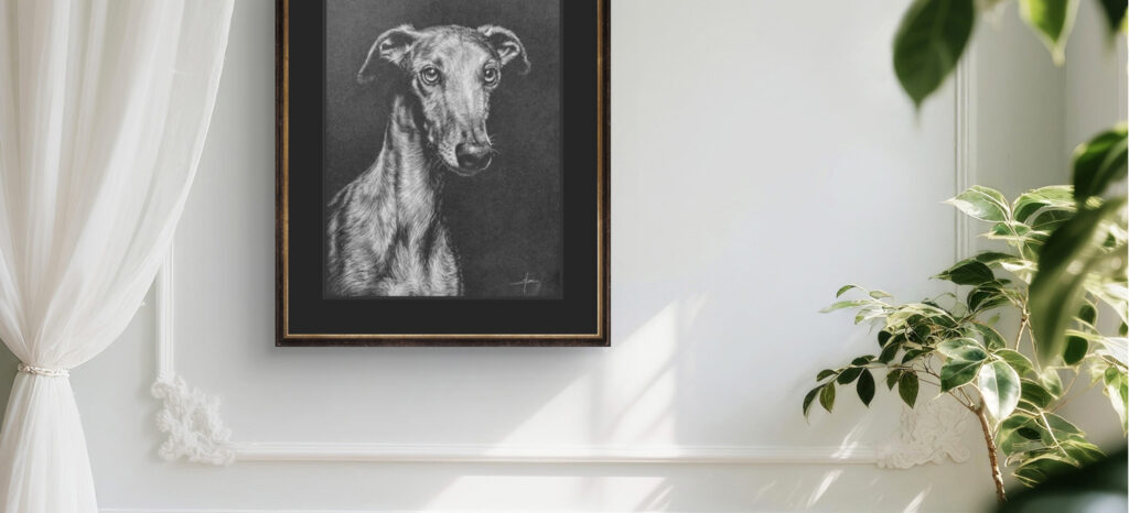 Portrait von einem Windhund mit dunklem Hintergrund hängt an einer hellen Wand.